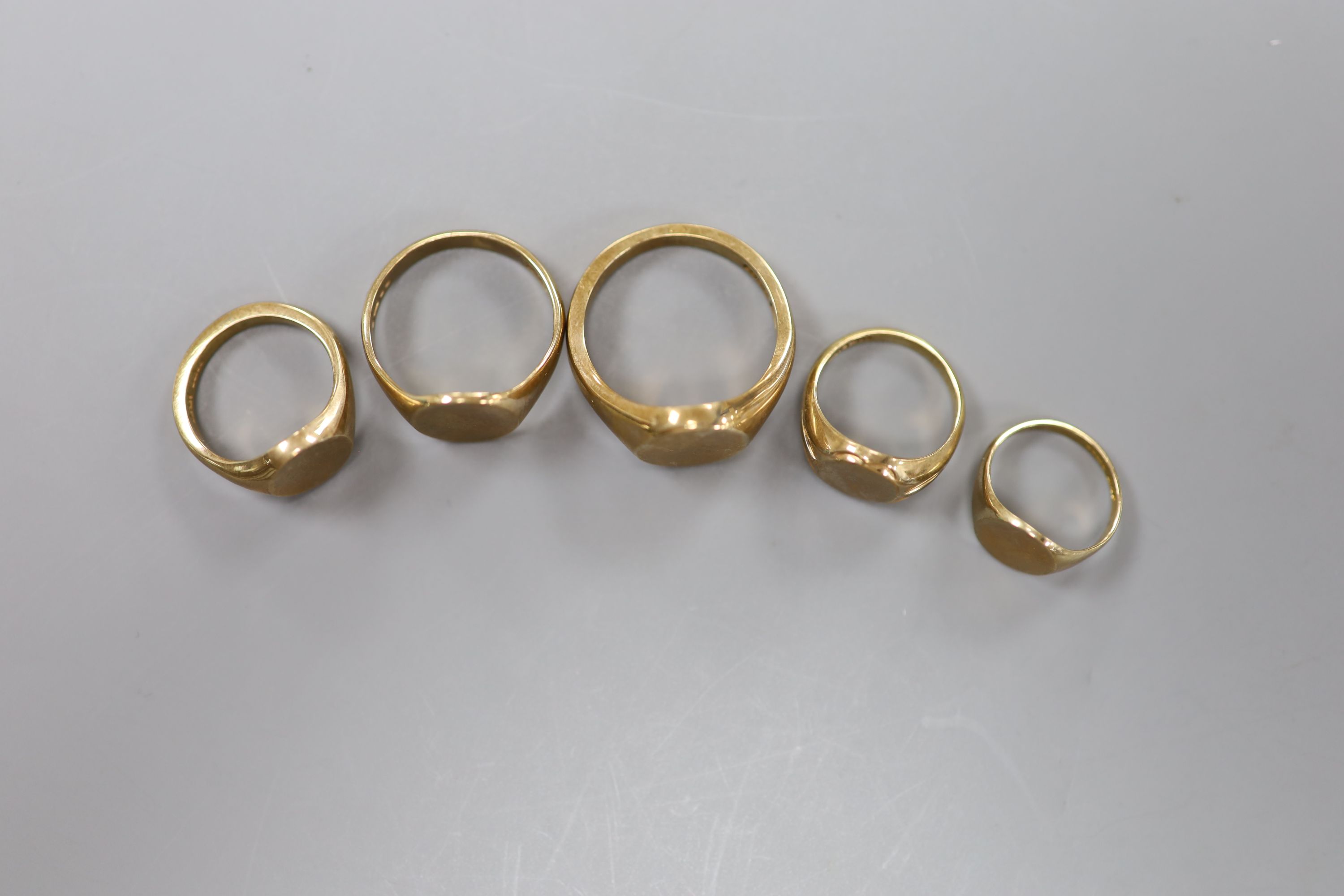 Five assorted 9ct gold signet rings, largest size V/W